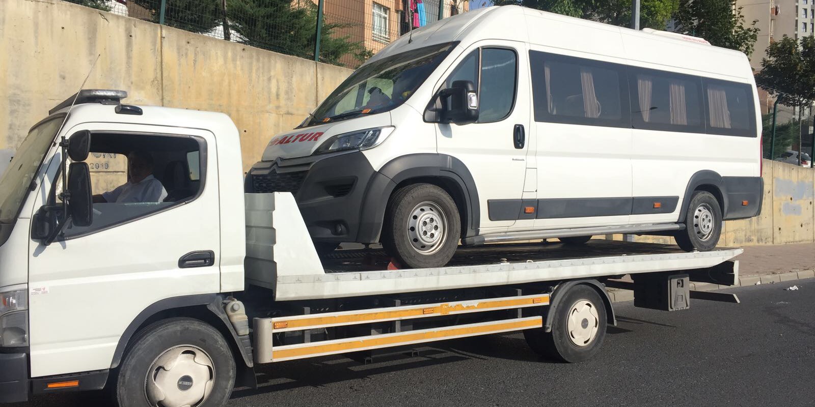 Lastik Patlaması Durumunda Yol Yardımı ve Gerekirse Taşıma